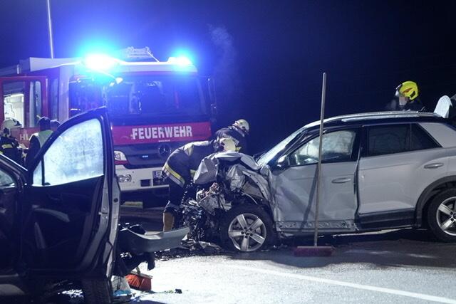 Tragischer Verkehrsunfall zwischen Lunz und Göstling: Ein Autolenker erlag noch am Unfallort auf der Bundesstraße 25 seinen Verletzungen. | Foto: Doku-NÖ