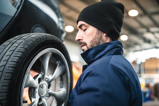 Sind keine Winterreifen am Fahrzeug montiert, kann dies nicht nur hohe Strafen nach sich ziehen, sondern auch für Autofahrerinnen und Autofahrer sehr gefährlich werden.
