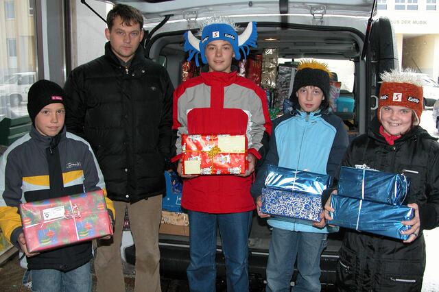 Die Aktion „Christkindl aus der Schuhschachtl“, Landlerhilfe, hat schon Tradition in Pabneukirchen. Am Bild mit Karl Mayrhofer, links. Mayrhofer hat sich für diese Aktion schon überaus verdient gemacht! Vor Jahren wurde diese Aktion in Pabneukirchen in Zusammenarbeit mit den Schulen durchgeführt.