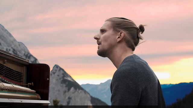 „Karabiner“ ist die sechste veröffentlichte Single des Tiroler Musikers Raphael Perle.