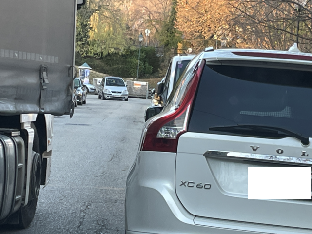 Das Auto, das von oben aus der Marchetstraße in die Schlossgasse fahren wollte, musste zurückschieben