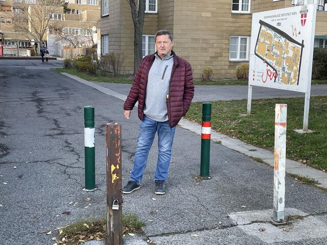 Die Poller im Vordergrund können die Kleingärtner aufsperren. Die dahinterliegenden sind fix montiert.
