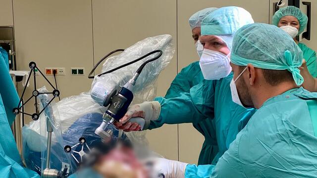 Mako SmartRobotics im Einsatz bei der OP eines Kniegelenkersatzes.