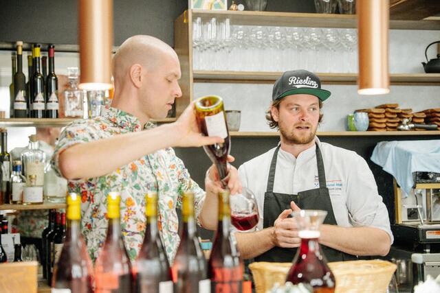 Ein eingespieltes Team: Sommelier Joachim Retz und Chef Johann Schmuck | Foto: Raphael Nast
