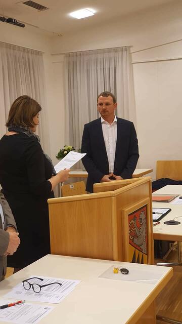 Bürgermeister Johann Knoll wurde von Bezirkshauptfrau Elisabeth Schwetz angelobt.