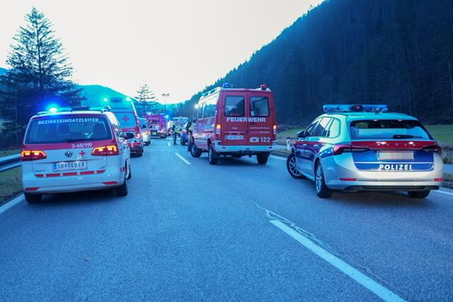 Tragischer Verkehrsunfall zwischen Lunz und Göstling: Ein Autolenker erlag noch am Unfallort auf der Bundesstraße 25 seinen Verletzungen. | Foto: Doku-NÖ