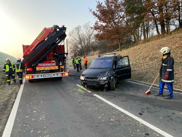 Die Straße zwischen Heugraben und Bocksdorf musste für die Dauer der Bergungs- und Aufräumarbeiten gesperrt werden.