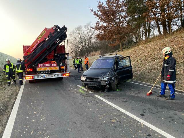 Die Straße zwischen Heugraben und Bocksdorf musste für die Dauer der Bergungs- und Aufräumarbeiten gesperrt werden. | Foto: Feuerwehr Stegersbach