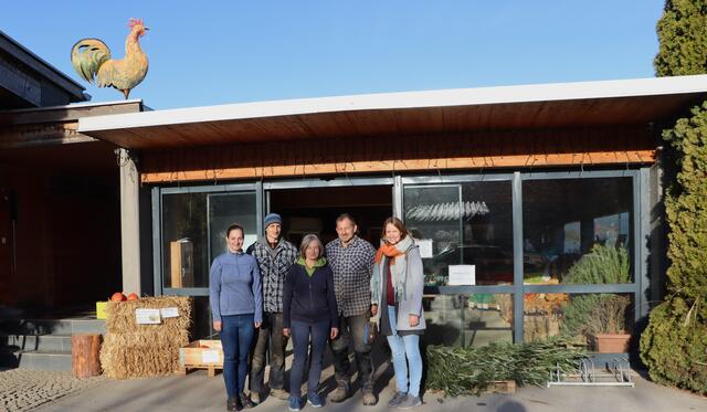 Beim Pranz'n Hof packt die ganze Familie mit an: Jessica, Christoph, Silvia, Georg und Katharina (v.l.) sind froh, dass sie vor Jahren die Umstellung gewagt haben. | Foto: Christoph Klausner