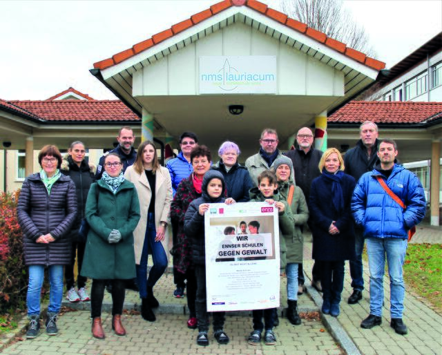Die Ennser Schulen und Jugendeinrichtung setzen ein gemeinsames Zeichen gegen Gewalt. Nicht am Foto: Patrick Häuserer vom Ennser JUZ.
