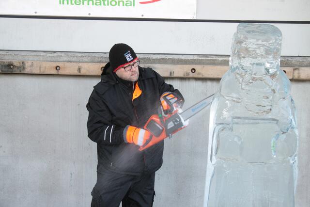 Kimmo Frosti gestaltet seit sieben Jahren die Eiskrippe in Graz