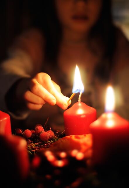Die Kerzen am Adventkranz werden nun entzunden - manchen von uns sind sie vielleicht auch ein "Hoffungslicht" in dieser angespannten Zeit.