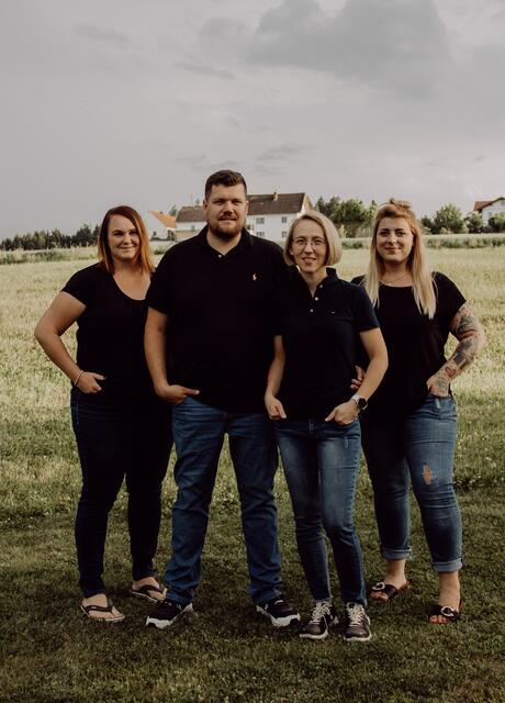 Johannes und Michaela Hofbauer (Mitte) mit einem Teil des Teams.  | Foto: Hofbauer