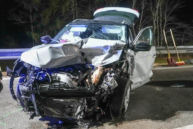 Tragischer Verkehrsunfall zwischen Lunz und Göstling: Ein Autolenker erlag noch am Unfallort auf der Bundesstraße 25 seinen Verletzungen. | Foto: Doku-NÖ