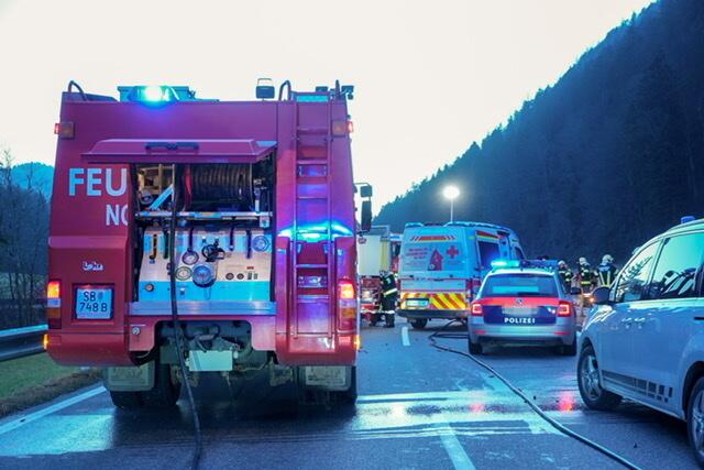 Tragischer Verkehrsunfall zwischen Lunz und Göstling: Ein Autolenker erlag noch am Unfallort auf der Bundesstraße 25 seinen Verletzungen. | Foto: Doku-NÖ