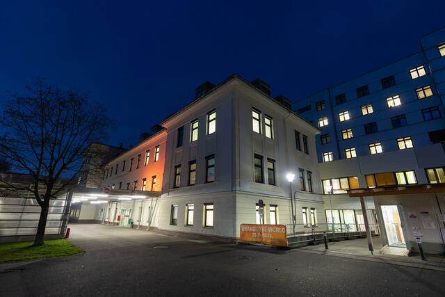 Als sichtbares Zeichen gegen Gewalt an Frauen erstrahlt das Pyhrn-Eisenwurzen Klinikum (am Foto: Klinikum Kirchdorf) zwischen 25. November und 10. Dezember 2021 in oranger Farbe.