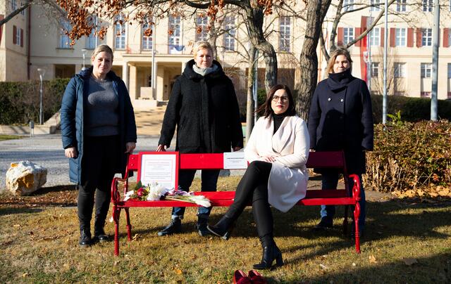 La Panchina Rossa: Sozialarbeiterin Iga Zakrzewska, Diplomsozialarbeiterin Kerstin Bedenik, Landeshauptmann-Stellvertreterin Astrid Eisenkopf und Karina Ringhofer, Referatsleiterin des Referates Frauen, Antidiskriminierung und Gleichbehandlung