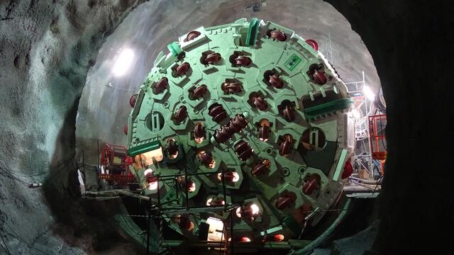 Die Tunnelbohrmaschine (TBM) „Serena" erreicht ihr Etappenziel am Brenner.
