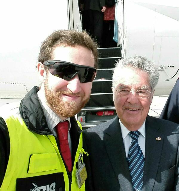 Bei seinem vorherigen Job beim Flughafen Wien kümmerte sich Lukas Kraxner um Promis aus dem Politik- und Entertainment-Sektor, im Bild mit dem ehemaligen Bundespräsidenten Heinz Fischer