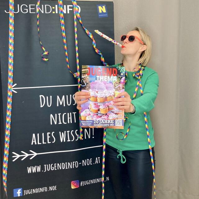 Lisa Müllner von der Jugend:info NÖ freut sich über die Jubiläumsausgabe von „Jugend:thema“.