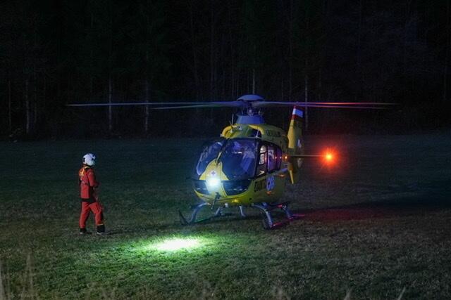 Tragischer Verkehrsunfall zwischen Lunz und Göstling: Ein Autolenker erlag noch am Unfallort auf der Bundesstraße 25 seinen Verletzungen. | Foto: Doku-NÖ