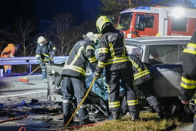 Tragischer Verkehrsunfall zwischen Lunz und Göstling: Ein Autolenker erlag noch am Unfallort auf der Bundesstraße 25 seinen Verletzungen. | Foto: Doku-NÖ