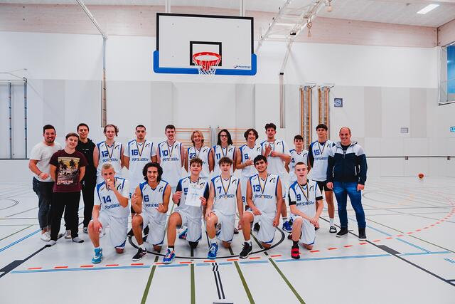 Das Basketball-Team der HAK/HAS Baden mit Dipl.-Sptl Mathias Skorpil-Kastner (rechts)