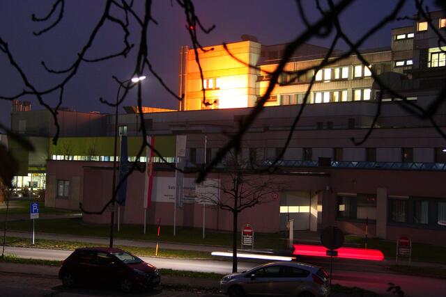 Das Salzkammergut Klinikum Gmunden beteiligt sich an der weltweiten UN-Kampagne, indem es sein Haus zwischen 25. November und 10. Dezember in oranger Farbe erstrahlen lässt.