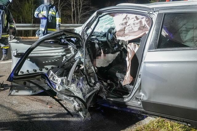 Tragischer Verkehrsunfall zwischen Lunz und Göstling: Ein Autolenker erlag noch am Unfallort auf der Bundesstraße 25 seinen Verletzungen. | Foto: Doku-NÖ