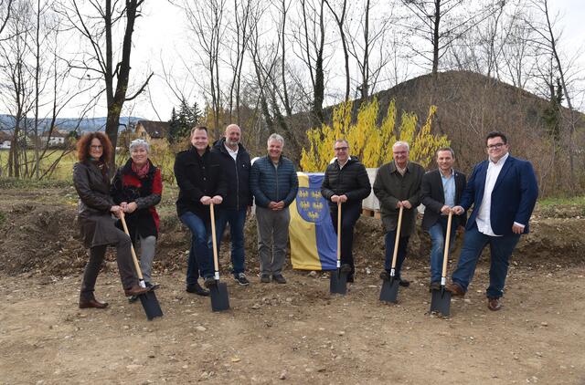 Stadträtin Daniela Mohr, Stadträtin Martina Klengl, LA Vizebürgermeister Christian Samwald, Gemeinderat Andreas Schönegger, Geschäftsführer GED Wohnbau GmbH Dietmar Geiger, Bürgermeister Rupert Dworak, Stadtrat Karl Pölzelbauer, Gemeinderat Günther Daxböck und Gmeinderat Patrick Kurz.