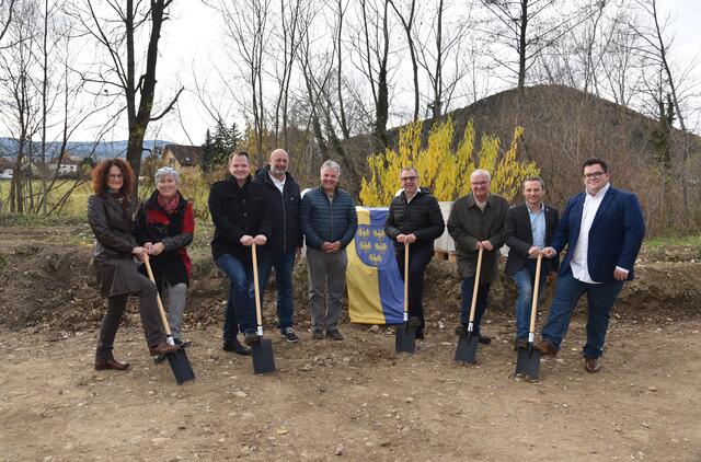 Stadträtin Daniela Mohr, Stadträtin Martina Klengl, LA Vizebürgermeister Christian Samwald, Gemeinderat Andreas Schönegger, Geschäftsführer GED Wohnbau GmbH Dietmar Geiger, Bürgermeister Rupert Dworak, Stadtrat Karl Pölzelbauer, Gemeinderat Günther Daxböck und Gmeinderat Patrick Kurz. | Foto: Stadtgemeinde Ternitz/Robert Unger