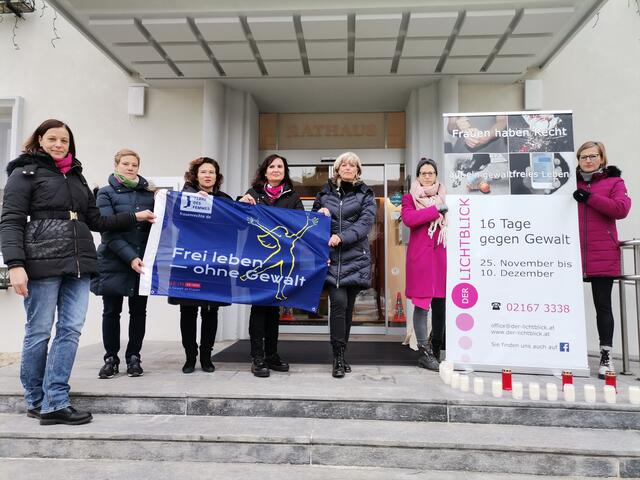 Vor dem Rathaus in Neusiedl stehen 28 Kerzen im Gedenken an die 28 heuer getöteten Frauen.