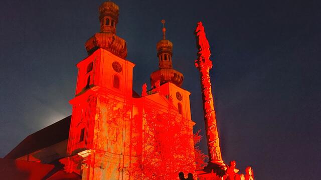 Wie viele öffentliche Gebäude erstrahlte auch die Basilika in Frauenkirchen zum Gedenken an verfolgte Christen in rot.