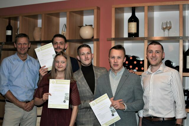Vier ausgebildete Weinexperten geben ihr Wissen künftig bei Verkostungen weiter. Geschäftsführer Christian Grünbart (ganz links) gratulierte Stefan Lackner, Hanna Neundlinger, Philipp Schmeiser, Roman Bavtro und Manuel Rosinger (v. l.) zur abgeschlossenen Ausbildung.
 | Foto: Hotel AVIVA Betriebs GmbH