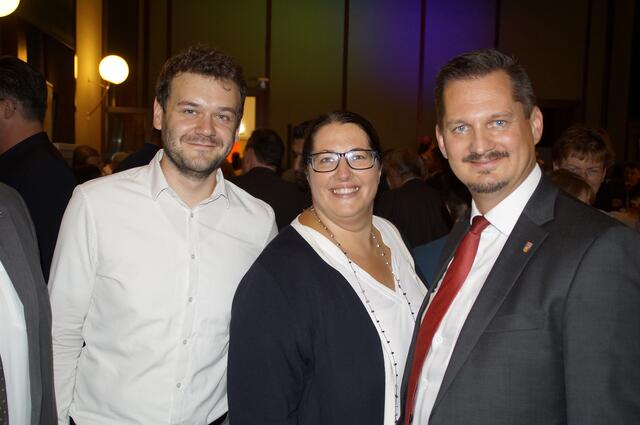 Stadträtin aus Favoriten Karthrin Gaál mit Bezirksvorsteher Marcus Franz und Sascha Obrecht (l).
