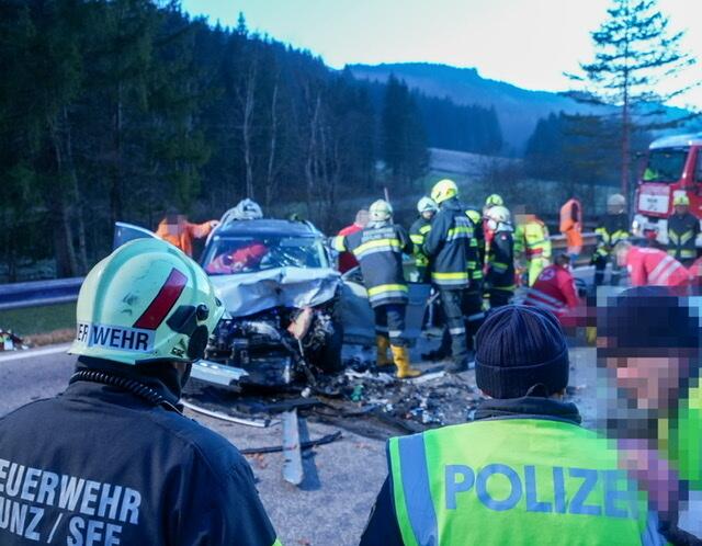 Tragischer Verkehrsunfall zwischen Lunz und Göstling: Ein Autolenker erlag noch am Unfallort auf der Bundesstraße 25 seinen Verletzungen. | Foto: Doku-NÖ