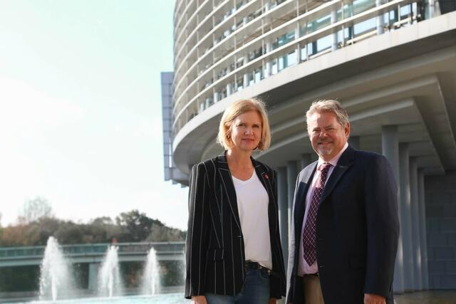 NEOS-Gesundheitssprecherin Edith Kollermann und Dr. Ulrich Busch, betroffener Hausarzt aus Großkrut &amp; Prinzendorf, üben Kritik. | Foto: NEOS