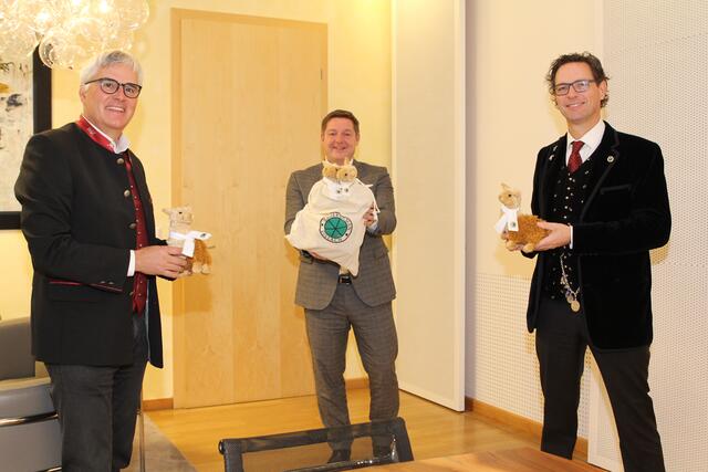Bei der Vorstellung im vergangenen Jahr: Bauernadvent Organisator Gerhard Brüggler, Bürgermeister Günther Albel und Adventbauer Martin Zankl.