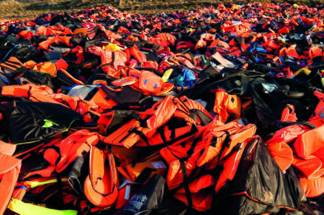 Schwimmwesten können auf der Fluchtroute über das Mittelmeer über Leben und Tod entscheiden.