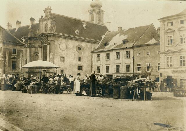 Markt am Rathausplatz im Jahr 1906.