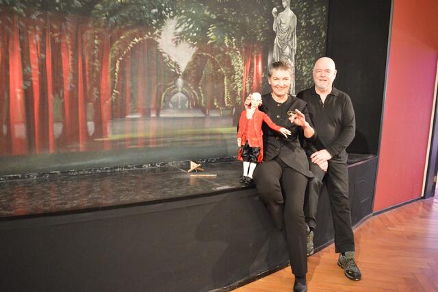 Werner Hierzer und Christine Hierzer-Riedler ziehen im Marionettentheater Schönbrunn die Fäden. | Foto: Berger