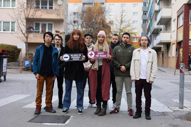 Die "Junge Linke Salzburg" bei ihrer Aktion gegen Gewalt an Frauen.
