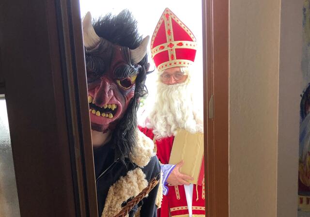 Der Nikolaus und der Krampus ziehen wieder von Haus zu Haus. Aufgrund des Lockdowns erfolgt die Geschenkübergabe allerdings vor der Haustüre.