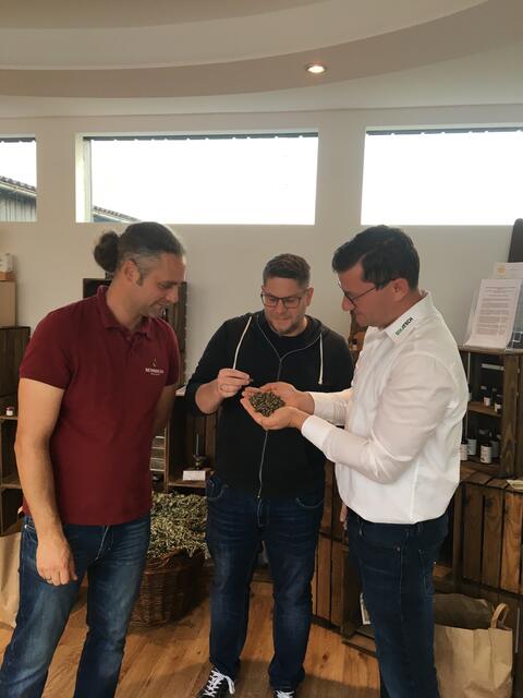 Das Projektteam prüft die Qualität der erzeugten Pellets (v.l.): Daniel Fuchs (Sensoleo e.U.), Michael Kasteneder und Mattäus Diermayr (DIKATECH GmbH) | Foto: Business Upper Austria