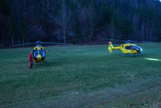 Tragischer Verkehrsunfall zwischen Lunz und Göstling: Ein Autolenker erlag noch am Unfallort auf der Bundesstraße 25 seinen Verletzungen. | Foto: Doku-NÖ