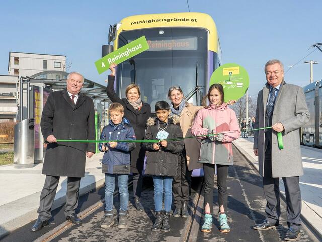 Große Freude bei der Eröffnung der neuen Straßenbahnlinie: Landeshauptmann Hermann Schützenhöfer, Bürgermeisterin-Stellvertreterin Judith Schwentner, Bürgermeisterin Elke Kahr, Landeshauptmann-Stellvertreter Anton Lang mit Kinderbürgermeister Felix Kanzler, Vritika Kadam und Kinderbürgermeisterin Lucia Havrillova.