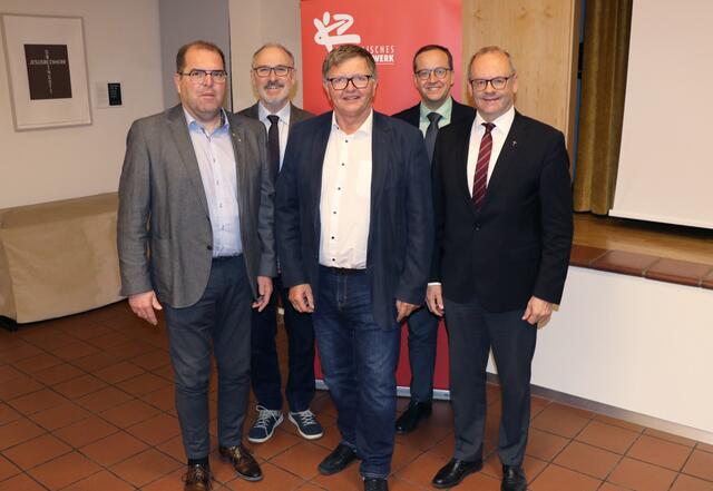 Vlnr.: Wolfang Kultsar, Stadtrat, Andreas Gutenthaler, Direktor des Katholischen Bildungswerkes Salzburg, Josef Stritzinger, neuer ehrenamtlicher Leiter, Andreas G. Weiß, Regionalleiter des Katholischen Bildungswerkes und Pfarrer Alois Moser. | Foto: Katholisches Bildungswerk Salzburg