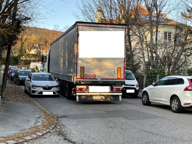Das Auto links parkte zu nahe an der Kurve, sodass der Lkw nur "haarscharf" und nach mehrmaligem Reversieren durchkam.