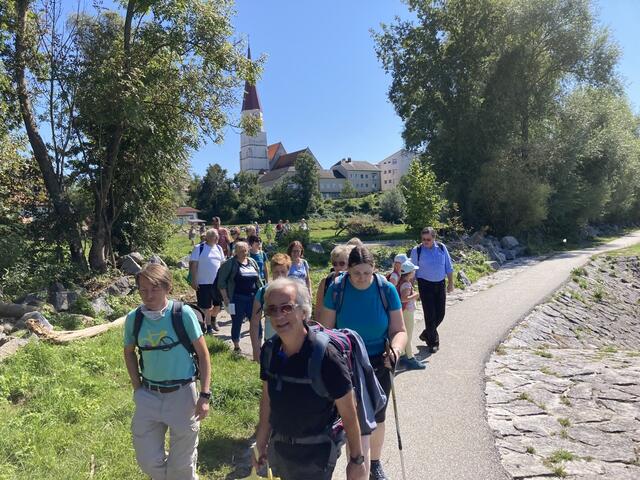 Eine Gruppe von 30 Personen wanderte zu allen Pfarren des Dekanats.