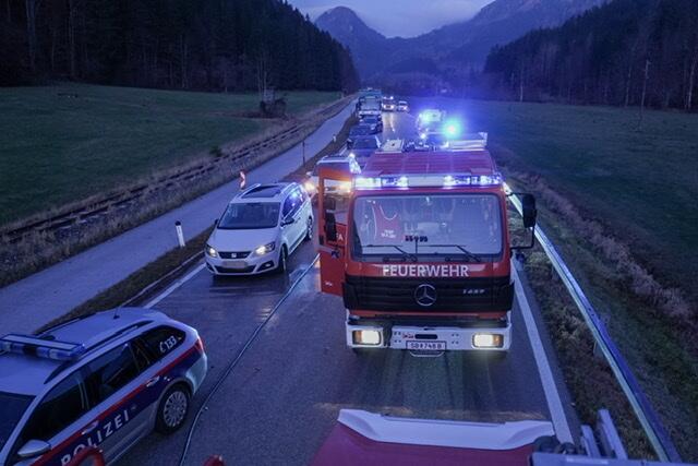 Tragischer Verkehrsunfall zwischen Lunz und Göstling: Ein Autolenker erlag noch am Unfallort auf der Bundesstraße 25 seinen Verletzungen. | Foto: Doku-NÖ